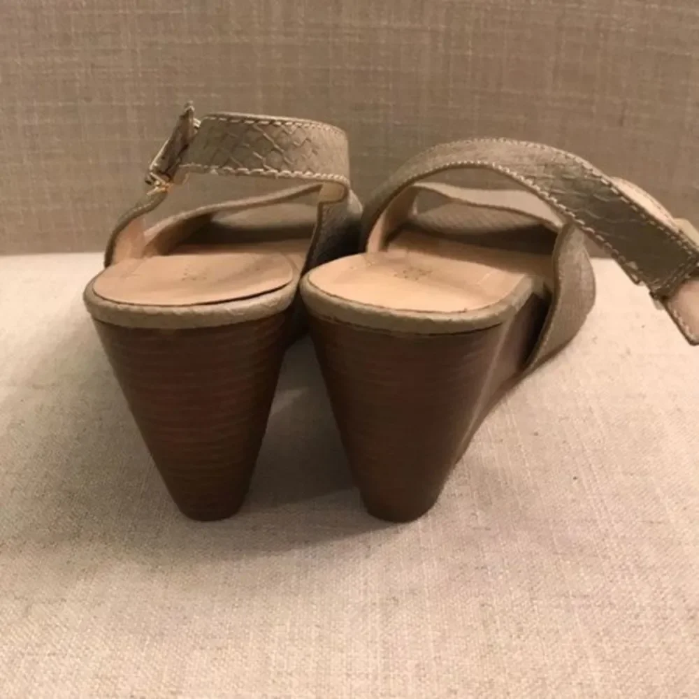 Euc BCBG Taupe Color Wedges